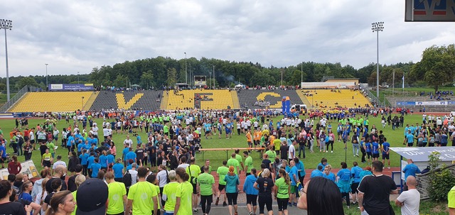 Stadion gefüllt mit Läufern die zum Ziel laufen